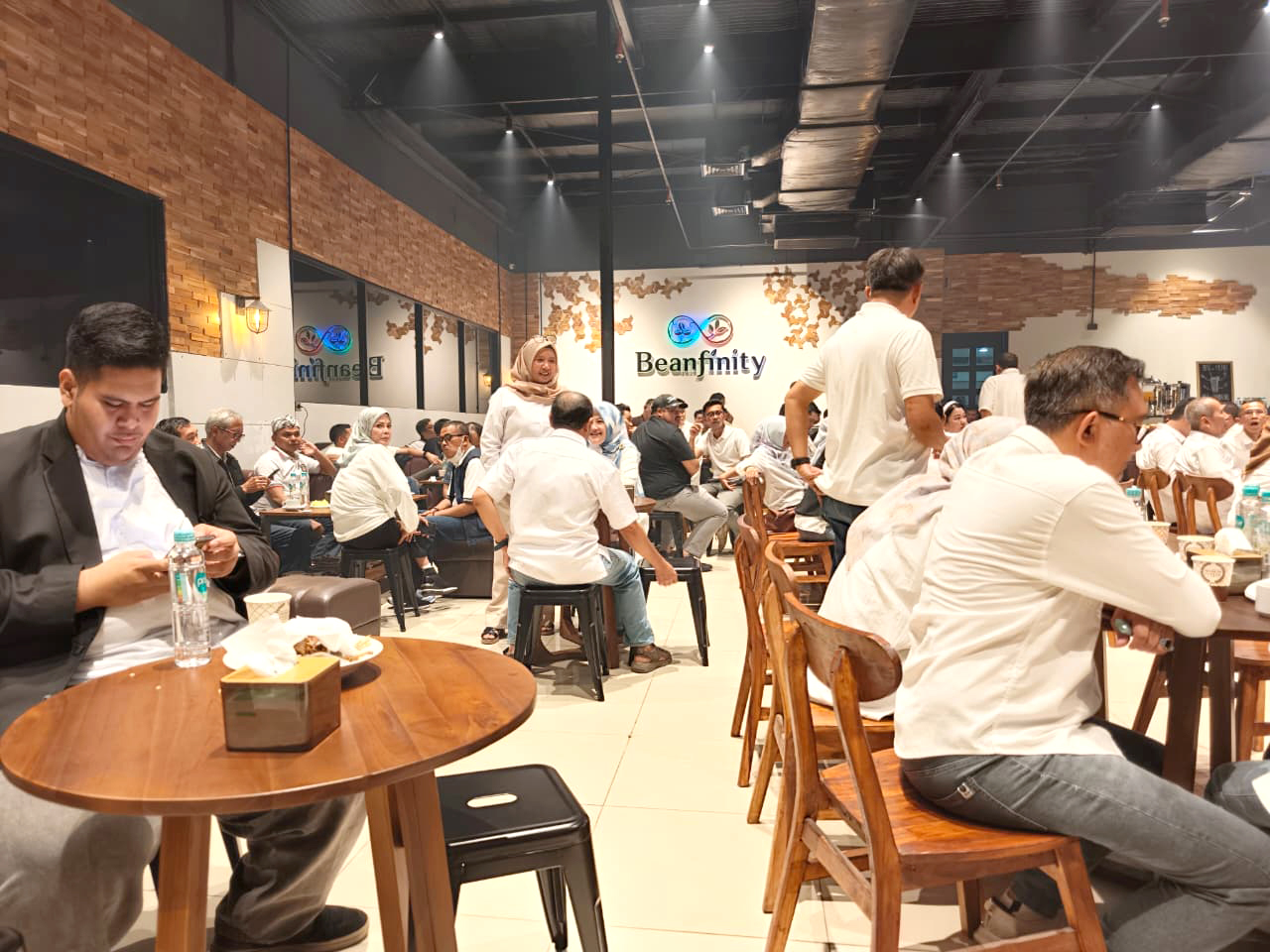 Menghadiri Undangan Acara syukuran atas terpilihnya Bapak Hilal Firmansyah sebagai Ketua Kadin Kabupaten Bogor periode Tahun 2026-2031 di Cafe Beanfinity Cibinong Bogor